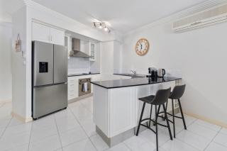 Elegant 3BR Cairns Esplanade Apartment with Pool - Cairns North - 1