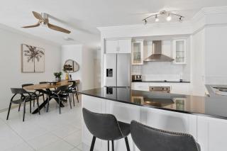 Elegant 3BR Cairns Esplanade Apartment with Pool - Cairns North - 4