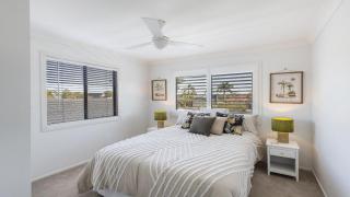 Copacabana House - Absolute Waterfront, Private Jetty - Yamba - 4