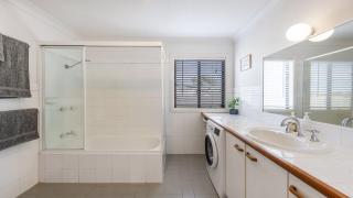 Copacabana House - Absolute Waterfront, Private Jetty - Yamba - 3