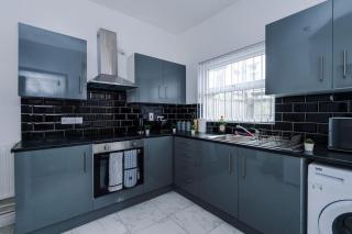 Spacious house near City Centre -Sleeps 8 - Parking - Liverpool - 1