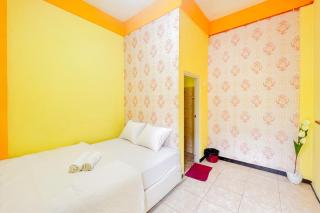 Sion Homestay Mitra RedDoorz near Terminal Kertajaya Mojokerto - - 0