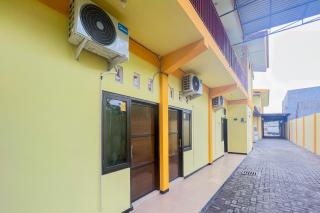 Sion Homestay Mitra RedDoorz near Terminal Kertajaya Mojokerto - - 3