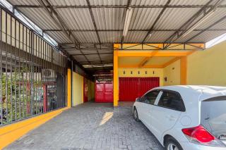 Sion Homestay Mitra RedDoorz near Terminal Kertajaya Mojokerto - - 1