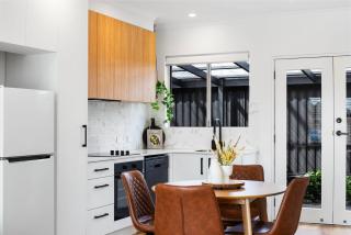 Frankie's Retreat Henley Beach - 9