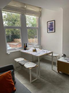 G-Floor Flat with 2 beds, 2 bathrooms, sleeps 4-6 - West Bridgford - 2