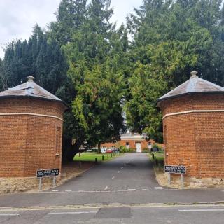 Spacious two bedroom apartment with one parking space - Thame - 3