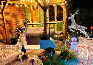 Cosy Garden Flat, Private Hot Tub & Four Poster Bed - 2