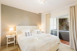 Sea view apartment with private garden and jacuzzi in Balcones del Lago, Istan - 6