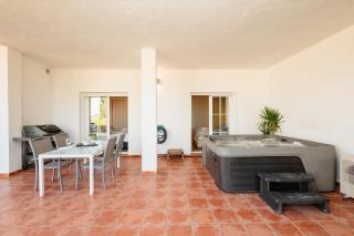 Sea view apartment with private garden and jacuzzi in Balcones del Lago, Istan - El Angel - 1