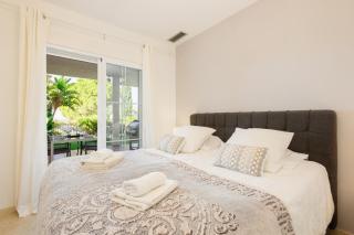 Sea view apartment with private garden and jacuzzi in Balcones del Lago, Istan - 4