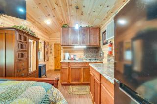 Sevierville Cabin Retreat with Private Hot Tub! - Sevierville - 1