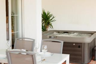 Sea view apartment with private garden and jacuzzi in Balcones del Lago, Istan - El Angel - 9