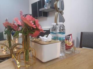 Studio with Netflix, 55in TV, 200Mbs net, in heart of Makati - Manila - 4