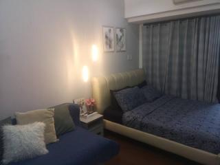 Studio with Netflix, 55in TV, 200Mbs net, in heart of Makati - Manila - 2