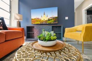 NOLA Charm - Luxury 4-Bed Retreat Steps from French Quarter - New Orleans - 0