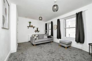 3- Bedroom modern,spacious apartment-Devon - 8