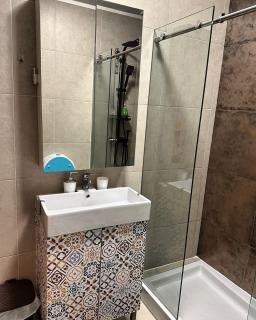 Modern Private Suite with Balcony & Bathroom - King and Queen Beds - Vila Nova de Gaia - 1