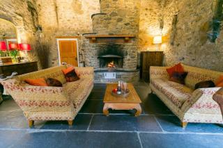 Tal Y Bont Uchaf Courtyard - 7