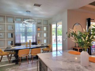 Modern Heated Pool House - 5