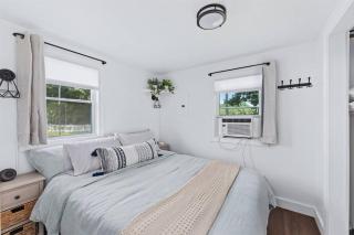 Cozy Tiny House on Main Street. Fully Renovated. - - 8