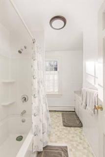 5 Bedroom Cozy New England home - Cobb Meadow House - 2