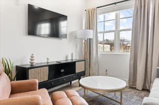 Comfy New 5 Bed 2 Bedroom Close to Downtown - 1