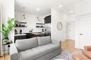 Comfy New 5 Bed 2 Bedroom Close to Downtown - 2