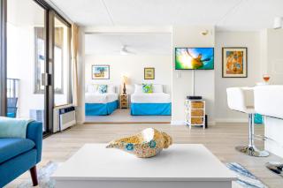 Stylish Unit Near Waikiki Beach with Free Parking! - Honolulu - 1