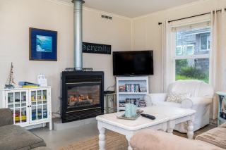 Serenity Cottage - Rockaway Beach - 8