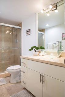 Sunny Isles Beach Retreat with Bay Views 2 BR 2 BA OR 1BR 1 BA Parking & Fast Wi-Fi - Sunny Isles Beach - 6