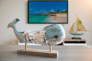 Sunny Isles Beach Retreat with Bay Views 2 BR 2 BA OR 1BR 1 BA Parking & Fast Wi-Fi - Sunny Isles Beach - 2