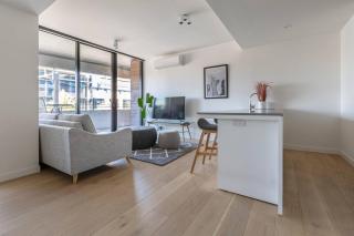 Stunning Modern Style with a Gym, Pool and Spa - Melbourne - 5