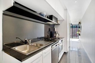 The Looking Glass - Sub-Penthouse Style in the CBD - 3