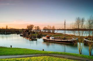 AquaHome - Woudrichem - Bijzonder overnachten op een houseboat aan de Afgedamde Maas - Woudrichem - 1