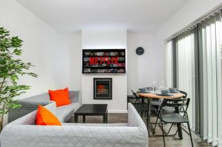 SCA-Big House 9min to NEC - Sleeps 7 - Park 3 vans - 6