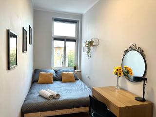 MMRent Sunflower Room - 9