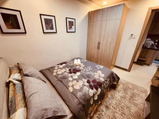 Ultimate Comfort Prime Location 2BR Condo with King Bed near Airport Mall of Asia Fast WiFi and Free Parking - Manila - 2