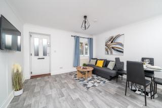 Skyvillion - COZY 3BED HOME IN Rochester, Kent With Free Parking and WiFi - REDUCED RATE FOR LONGER STAYS - 1