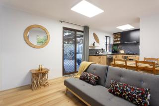 Luxe 3BR Villa with Kitchen & Laundry - Perth - 8