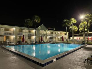 Newly renovated room in cozy hotel near Disney 2 - 0