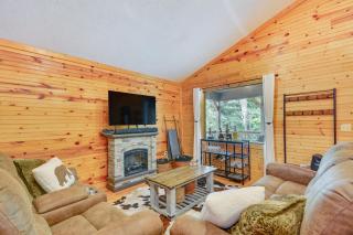 Mtn View and Fire Pit Pet-Friendly Woodlawn Cabin! - Woodlawn - 8