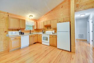 Mtn View and Fire Pit Pet-Friendly Woodlawn Cabin! - Woodlawn - 4