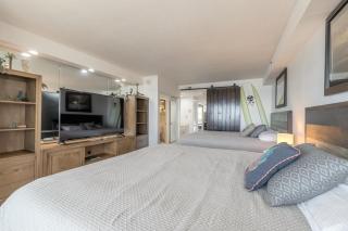 Direct Oceanfront Condo, Daytona Beach, sleeps 6 - with pool - 2