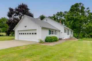 Cozy Hillsdale Home about 1 Mi to Baw Beese Lake! - Hillsdale - 8