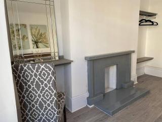 Captivating 1-Bed Apartment in Newport - Newport - 3