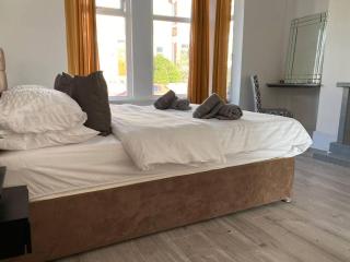 Captivating 1-Bed Apartment in Newport - Newport - 5