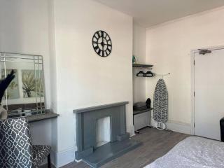 Captivating 1-Bed Apartment in Newport - Newport - 0