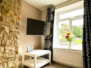 Cosy Country Escape | Fireplace & Views | Leeds & York - 7