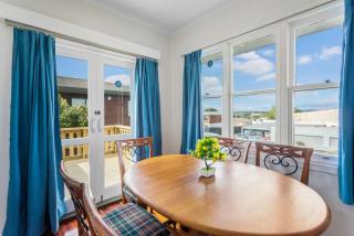 The Brickstone Home with Deck and Parking - Auckland - 4